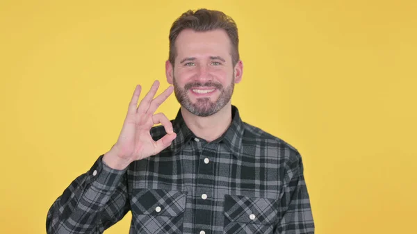 Ritratto Uomo Adulto Maturo Che Mostra Sign Finger Sfondo Giallo — Foto Stock