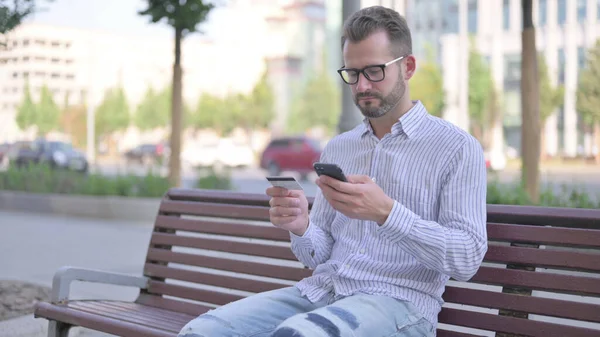 Adult Man Shopping Online While Sitting Outdoor Bench — Foto de Stock