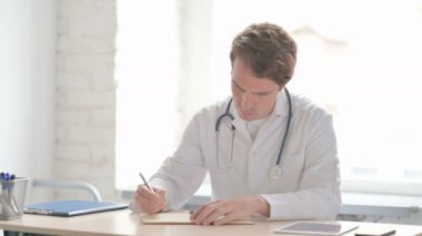 Klinikte Evrak İşi Yapan Erkek Doktor Yazıyor