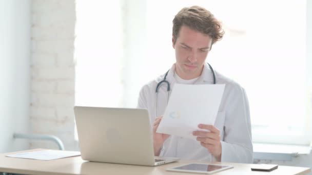 Чоловік Лікар Працює Над Медичним Звітом Ноутбуком Клініці — стокове відео