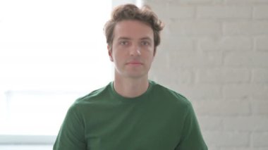 Öksürükten muzdarip sıradan bir genç adam.