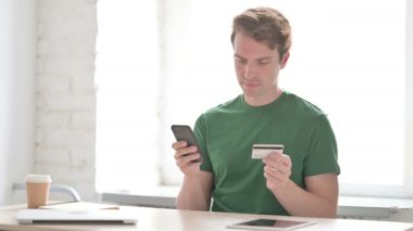 Smartphone 'da Çevrimiçi Ödeme Başarısızlığı Olan Sıradan Genç Adam