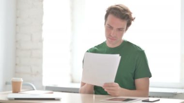 Ofisteki Belgeleri Okurken Gündelik Genç Adam Başarı Kutlaması