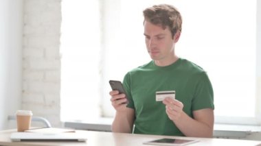 Ofisteki Akıllı Telefondan Başarılı Çevrimiçi Ödeme Yapan Mutlu Gündelik Genç Adam
