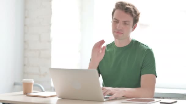 Casual Young Man Having Neck Pain Ενώ Χρησιμοποιείτε Laptop — Αρχείο Βίντεο