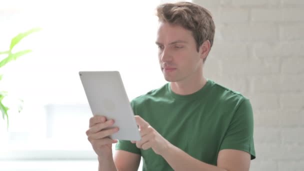 Jovem Casual Chocado Reagindo Perda Tablet Digital — Vídeo de Stock