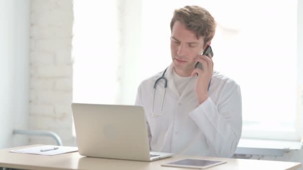 Чоловік Доктор Говорить Телефону Під Час Роботи Ноутбуці — стокове відео