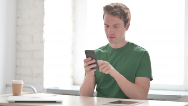Rozrušit Ležérní Mladý Muž Reagující Ztrátu Smartphone Práci — Stock video