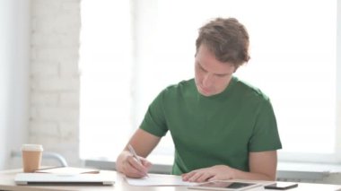 Ofiste Son Dakika Yazmaya Çalışan Gergin Genç Adam