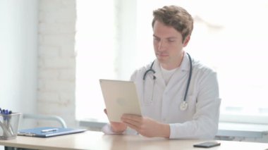 Tablette Çevrimiçi Video Çağrısı: Erkek Doktor