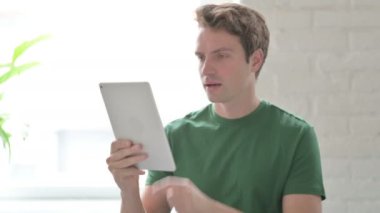 Tablet rahat genç adam tarafından online görüntülü sohbet