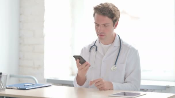 Mężczyzna Lekarz Rozmawiający Przez Telefon Pacjentem — Wideo stockowe
