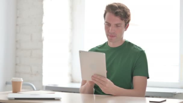 Online Videochat Tablet Afslappet Ung Mand Arbejde – Stock-video