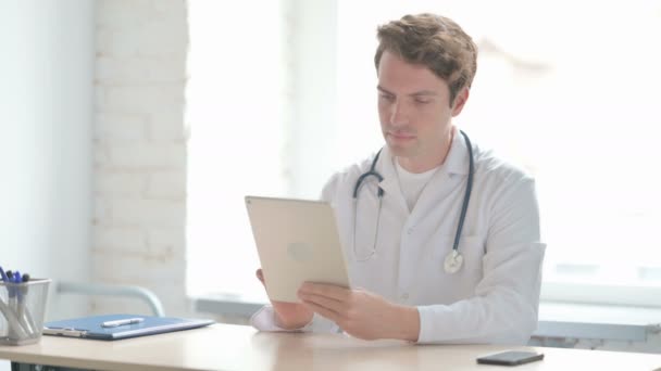 Online Video Call Tablet Male Doctor — Stock Video