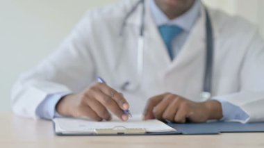 Tıbbi Belgeler Üzerinde Çalışan Afrikalı-Amerikalı Doktorun Kapanışı