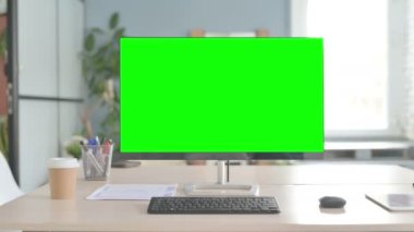 Ofiste Yeşil Ekranlı Bilgisayar, Krom Anahtarı