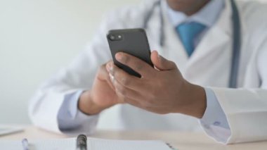 Smartphone 'da Afro-Amerikan Doktor Tarama İnternetini Kapat