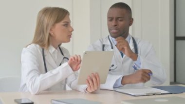 Afro-Amerikalı Doktor ve Kadın Doktor Klinikte Birlikte Çalışıyor
