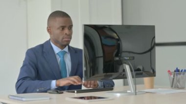 Bilgisayarda çalışırken öksüren Afro-Amerikalı İşadamı 