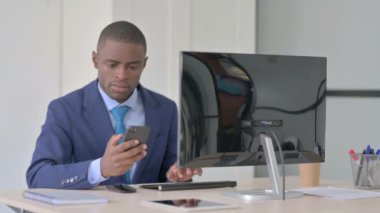 Akıllı Telefon ve Bilgisayar üzerine çalışan Afro-Amerikalı İşadamı 