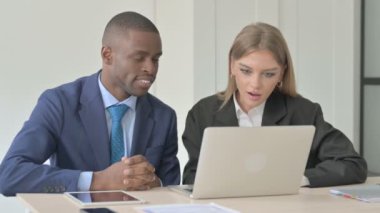 Karışık Irk İş Adamları İş Başarı Kutlaması