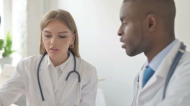 Kadın Doktorun Afro-Amerikalı Doktorla Konuşması