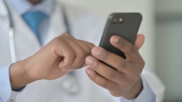 Mensajería Texto Del Médico Afroamericano Teléfono Inteligente Primer Plano — Vídeo de stock