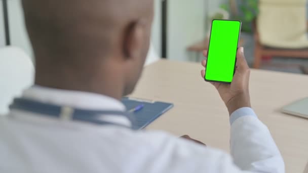 Médico Africano Americano Usando Smartphone Con Clave Croma — Vídeo de stock