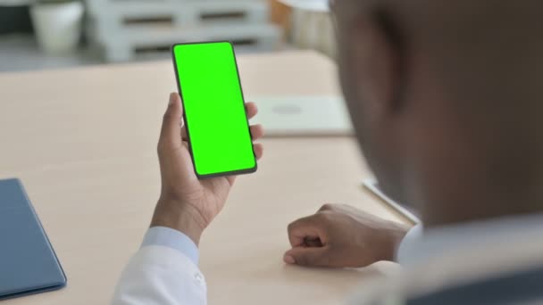 Primer Plano Del Médico Afroamericano Usando Smartphone Con Pantalla Verde — Vídeo de stock