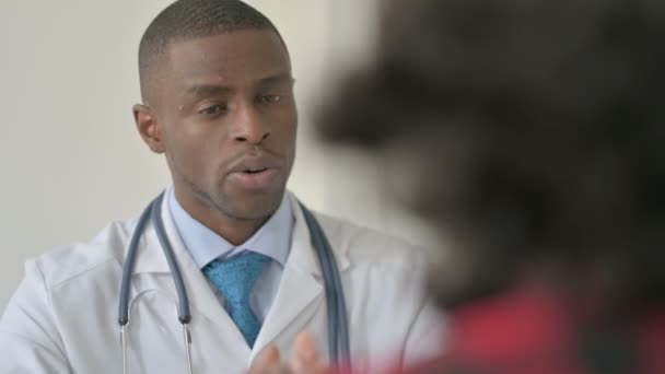 Primer Plano Del Médico Afroamericano Hablando Con Paciente — Vídeo de stock