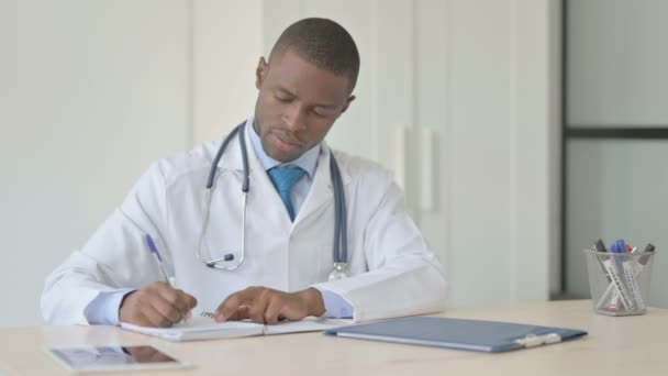 Афроамериканський Лікар Написання Медичних Документів Клініці Документація — стокове відео