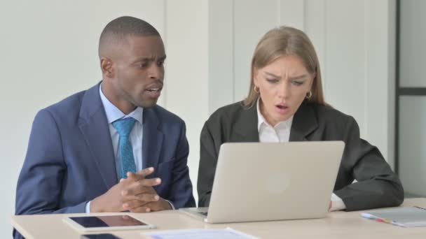 Gemischte Rasse Geschäftsleute Reagieren Auf Verlust Arbeitsplatz — Stockvideo
