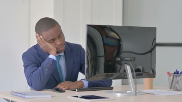 仕事で眠るアフリカ系アメリカ人ビジネスマン — ストック動画