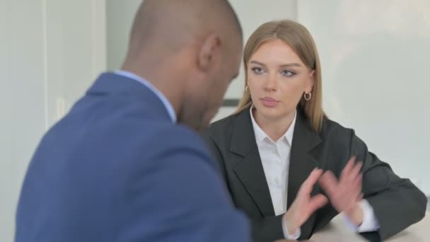 Wütende Geschäftsfrau Gespräch Mit Afroamerikanischem Geschäftsmann Amt — Stockvideo