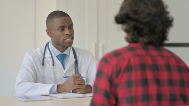 Afroamerikansk Läkare Pratar Med Patienten Behandling — Stockvideo