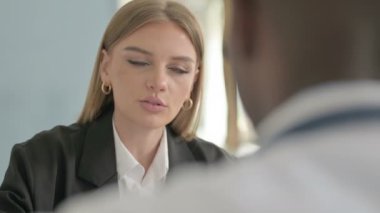 Afro-Amerikan Doktorla Kadın Hasta Danışmanlık