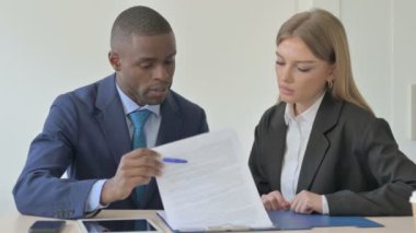 İş adamları ofiste iş tartışıyor