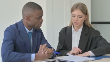 İş kadını Afro-Amerikalı İş adamıyla konuşuyor, Evrak işlerini tartışıyor
