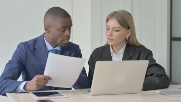 Afro Amerikaanse Zakenman Ruziën Met Zakenvrouw Problemen — Stockvideo