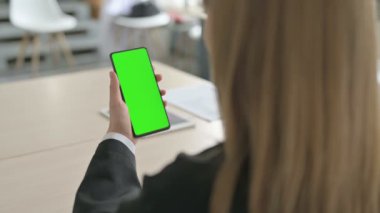İş kadınını Kapat Yeşil Ekran ile Akıllı Telefonu Kullan 