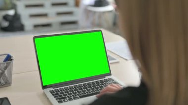 İş kadını Chroma Anahtar Ekranı ile Dizüstü bilgisayarda çalışıyor 