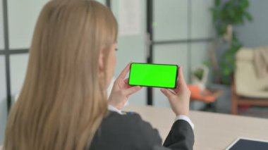 İş kadını Chroma Key ile Smartphone izliyor