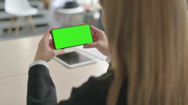 İş kadınının Kapanışı Yeşil Ekranlı Akıllı Telefon İzleme 