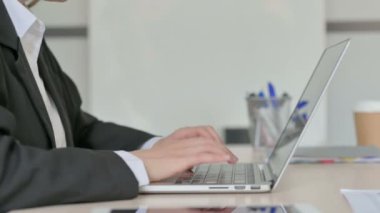 Laptop 'ta Yazan İş Kadını Yan Görünümü