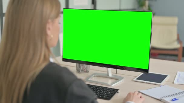 使用带有绿色屏风的桌面的女商人 — 图库视频影像