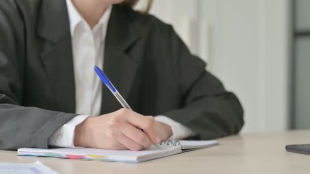 Primer Plano Mujer Negocios Escribiendo Cuaderno — Vídeos de Stock