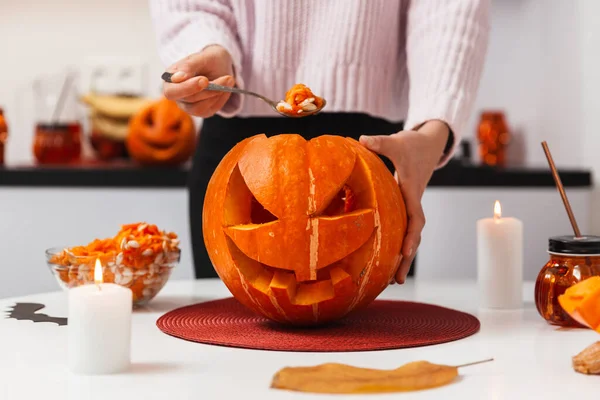 Mulher Puxa Sementes Com Uma Colher Uma Abóbora Para Halloween — Fotografia de Stock