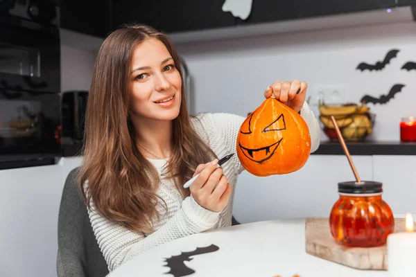 Mujer Joven Sosteniendo Calabaza Para Halloween Mirando Cámara —  Fotos de Stock