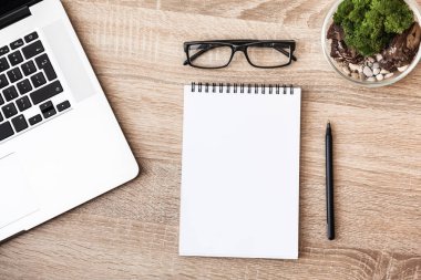 Ahşap masa, işyeri, üst görünüm üzerine kalem ile boş defter