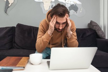 Üzgün Man Laptop bakıyor